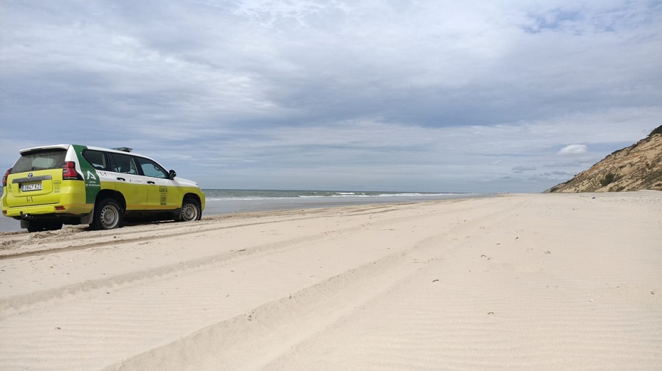 Un coche del GREA durante las labores de reconocimiento de la playa.